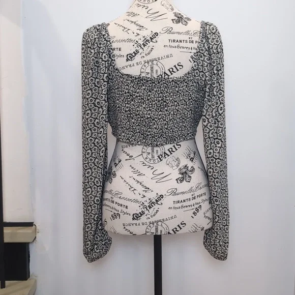 AMERICAN EAGLE | Women's Black/White Floral Long Sleeved Smocked Back Crop Top - Picture 5 of 6
